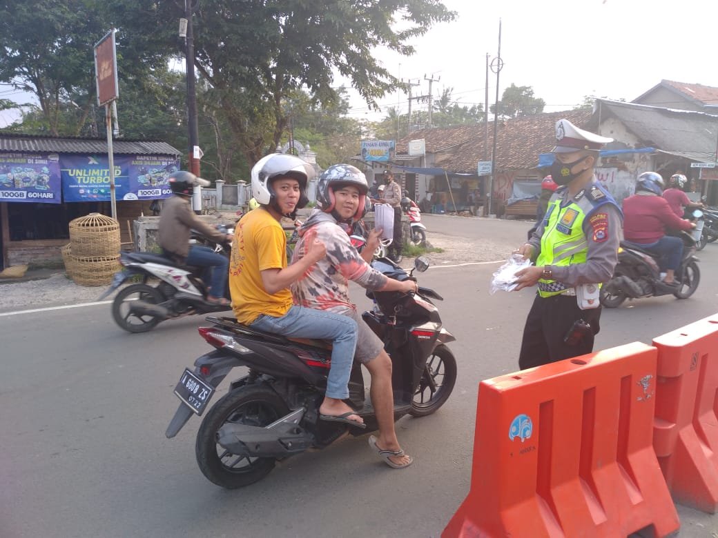Polsek Serang Bagikan Puluhan Masker ke Pengguna Jalan