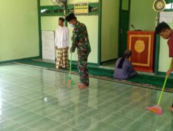 Satgas Pamtas Yonif 642 Bersama Warga Bersihkan Masjid Al-Kautsar demi Kenyamanan Beribadah