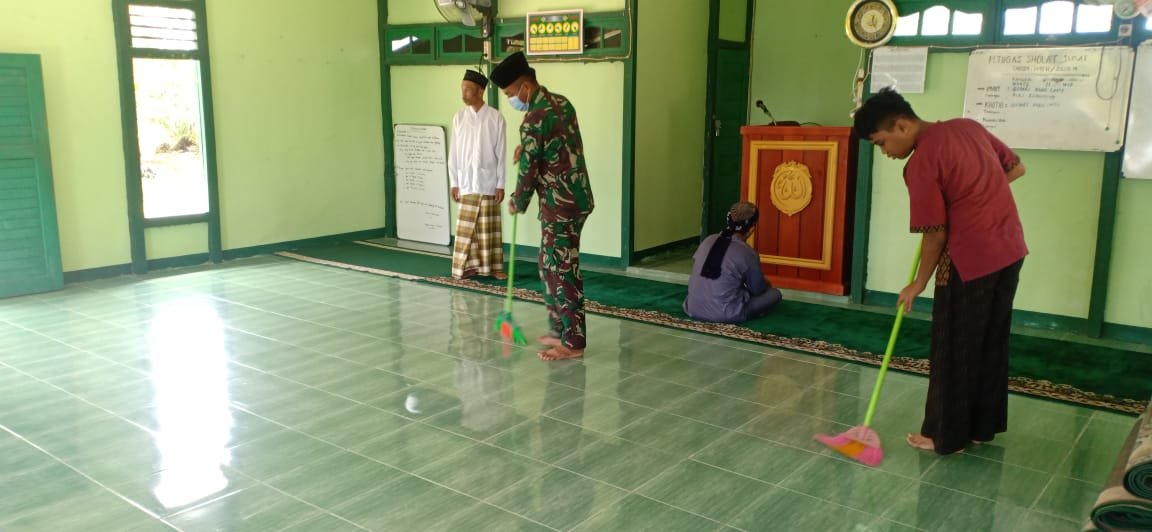 Satgas Pamtas Yonif 642 Bersama Warga Bersihkan Masjid Al-Kautsar demi Kenyamanan Beribadah