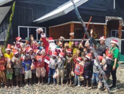 Kodim 1714 Puncak Jaya Bagikan Kado Natal untuk Anak-Anak