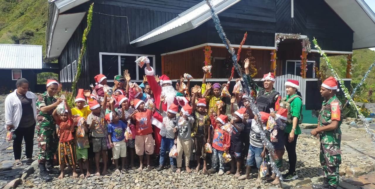 Kodim 1714 Puncak Jaya Bagikan Kado Natal untuk Anak-Anak