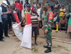Babinsa Enarotali Sinergi dengan Pemda Salurkan Bansos Korban Banjir