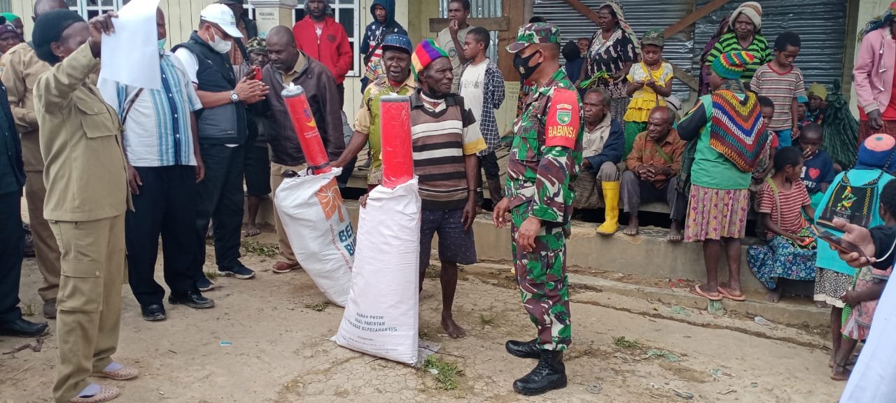 Babinsa Enarotali Sinergi dengan Pemda Salurkan Bansos Korban Banjir