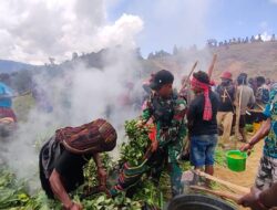 Yonif Mekanis 203/AK Gelar Bakar Batu Bersama Warga Distrik Mukoni