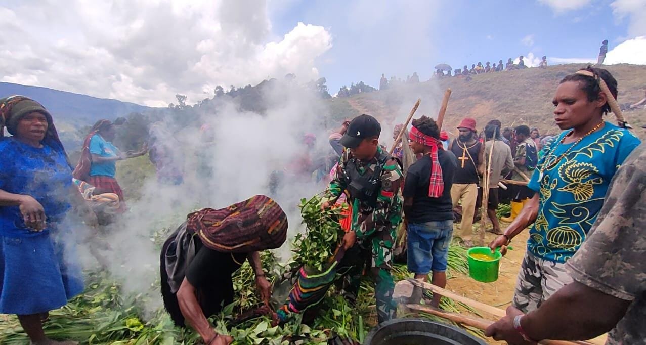 Yonif Mekanis 203/AK Gelar Bakar Batu Bersama Warga Distrik Mukoni