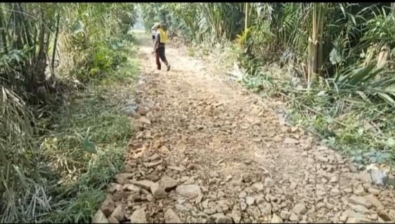 TPK Desa Cimoyan Diduga Potong Upah Proyek Jalan untuk Rokok Bersama