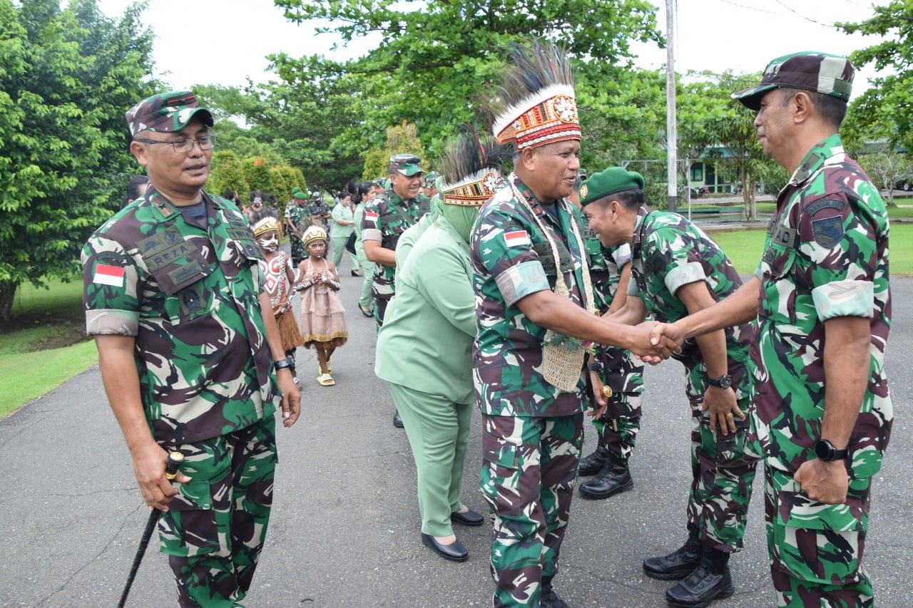 Kunjungan Pangdam XVII/Cenderawasih ke Makorem 174/ATW Disambut Meriah