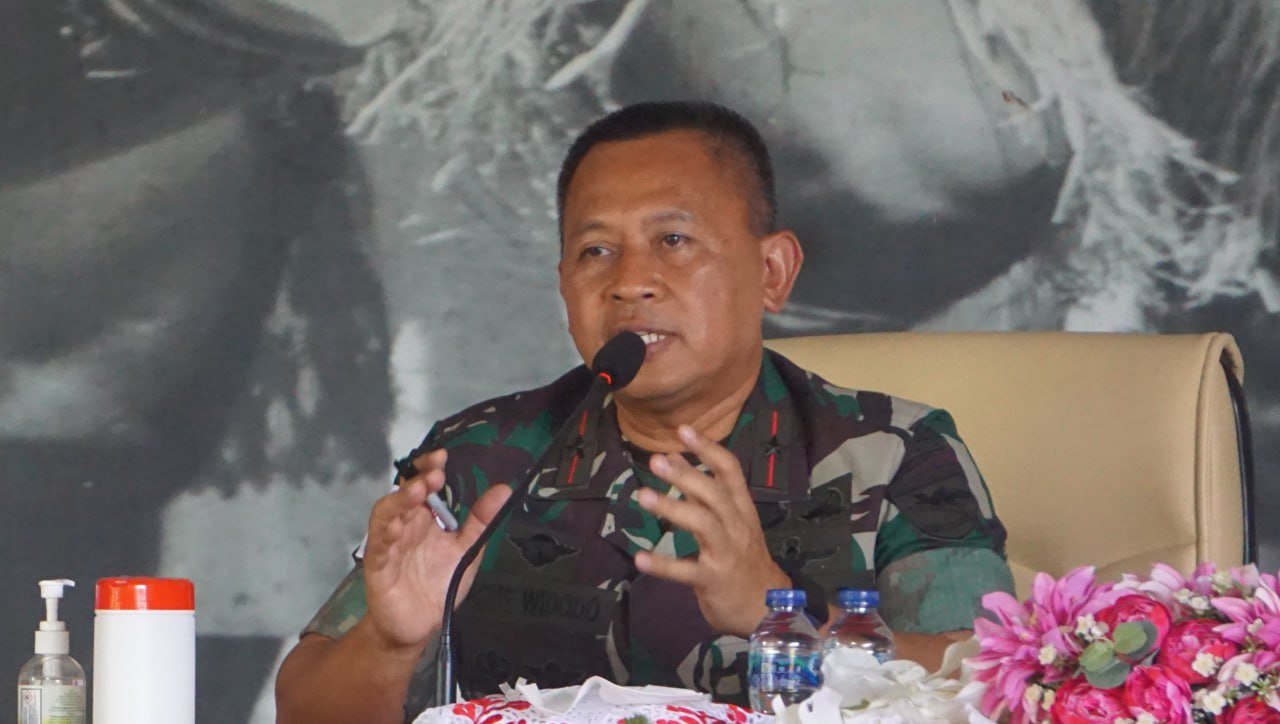 Danrem 174 Brigjen TNI Agus Widodo Beri Jam Komandan ke Prajurit dan Anggota Persit