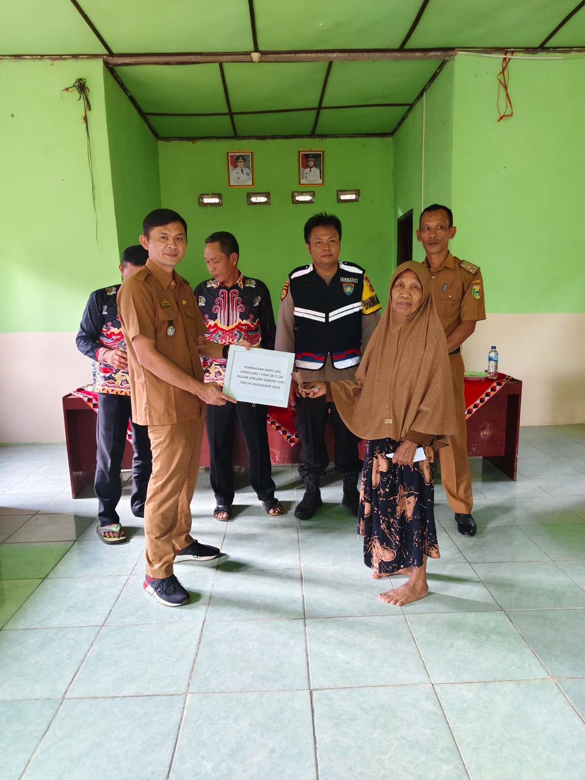 Kakon Gunung Tiga Bagikan BLT DD Pasca Lebaran untuk 12 KPM