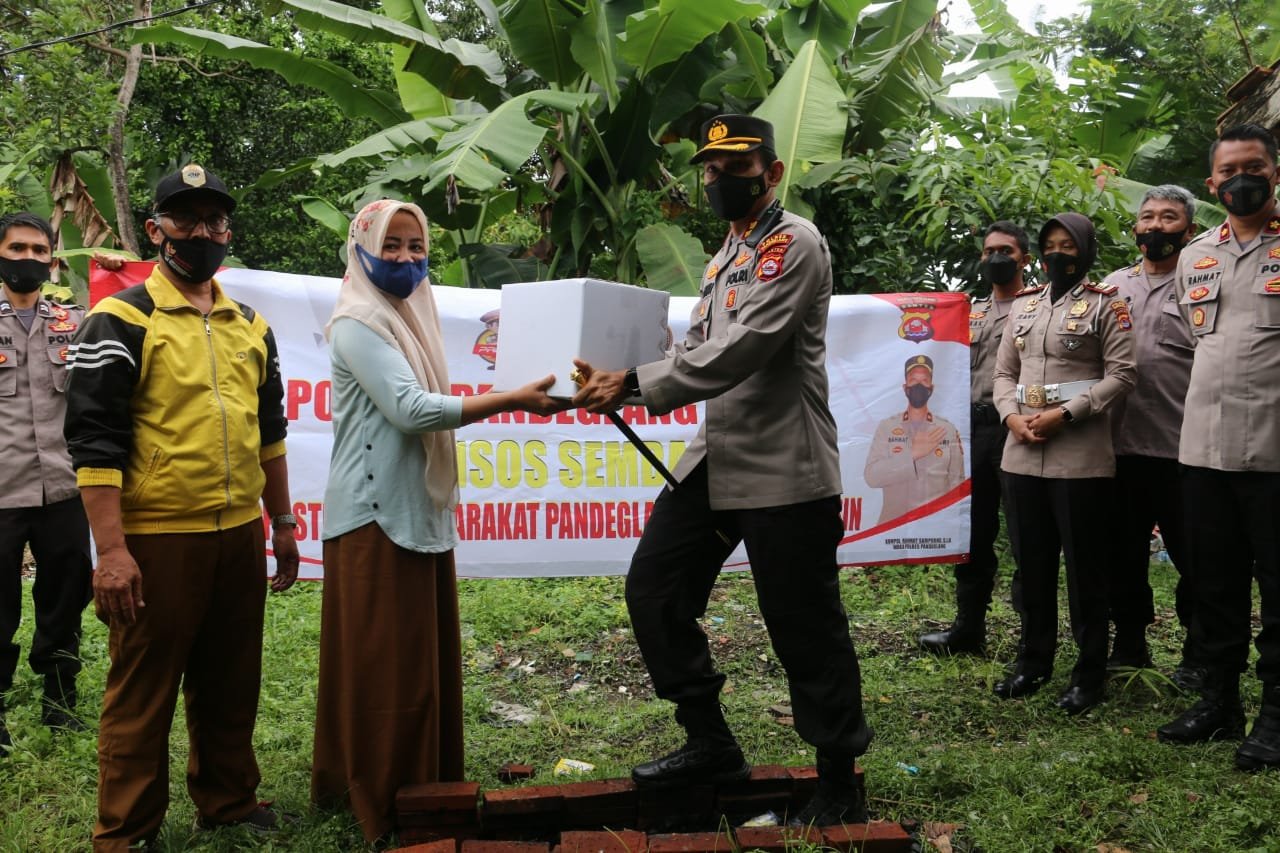 Kapolres Bagikan Sembako untuk Warga Terdampak Banjir