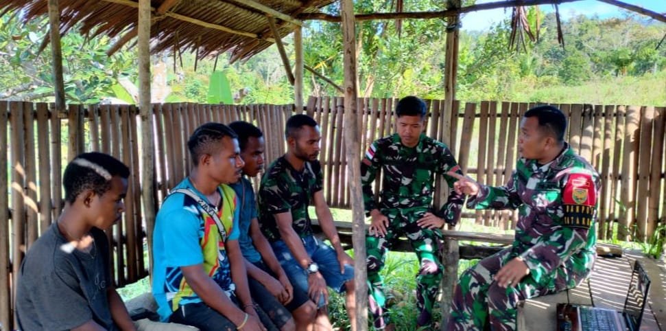 Satgas Yonif 143/TWEJ Isi Waktu Luang Anak Papua dengan Kegiatan Ini