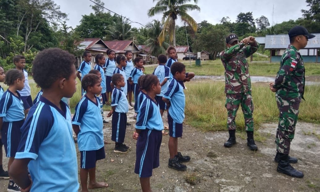 Yonif 143/TWEJ Tanamkan Disiplin Sejak Dini Lewat Latihan PBB