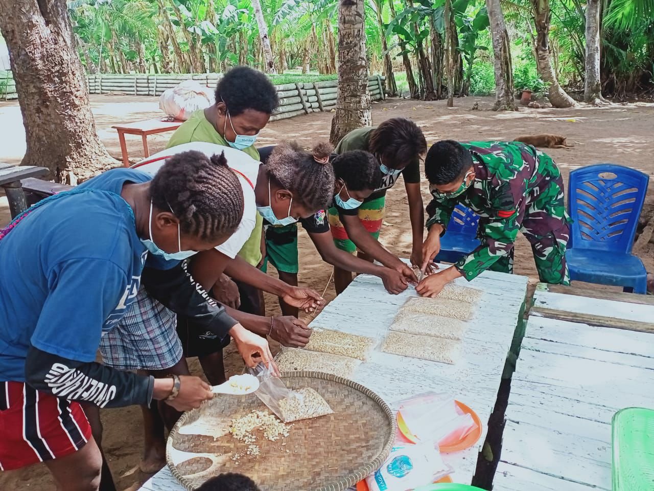 Prajurit Yonif 125 Tingkatkan Kreativitas Warga Perbatasan Lewat Pelatihan Pembuatan Tempe