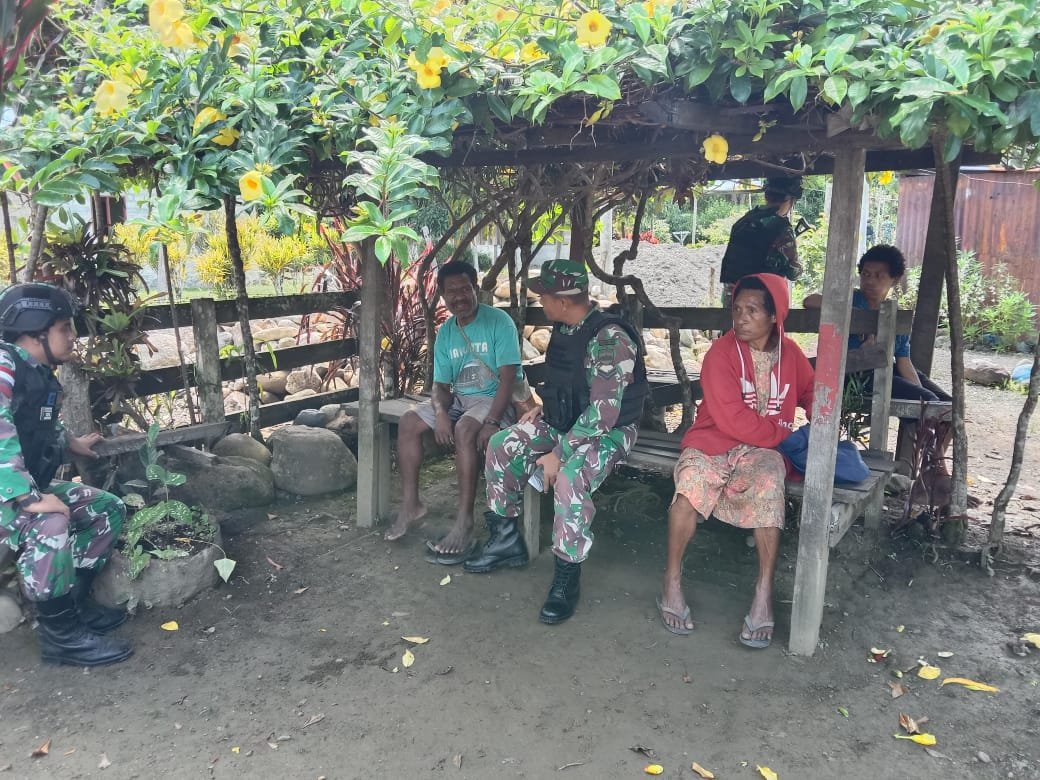 Satgas Yonif 126/KC Jaga Silaturahmi Lewat Komsos dengan Tokoh Masyarakat