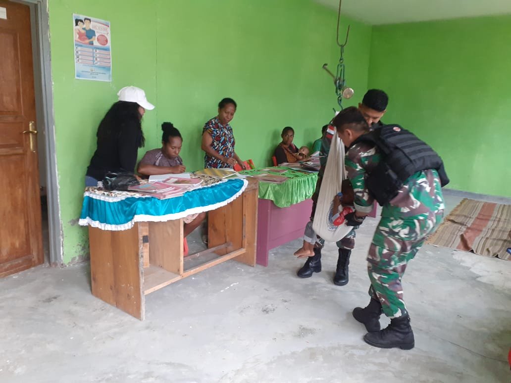 Yonif 126/KC dan Puskesmas Model Gelar Posyandu untuk Anak Sehat dan Kuat