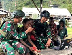 Prajurit Kostrad Tonton Bareng Film Merah Putih Memanggil, Kobarkan Semangat Cinta Tanah Air Anak Papua