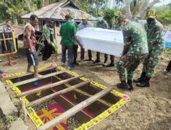 Satgas Yonif MR 413 Kostrad Bantu Proses Pemakaman Warga Nafri yang Berduka