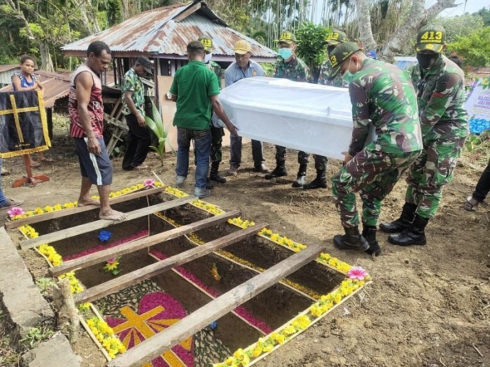 Satgas Yonif MR 413 Kostrad Bantu Proses Pemakaman Warga Nafri yang Berduka