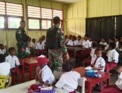 Satgas Yonif 143/TWEJ Bagikan Hadiah ke Murid Pedalaman RI-PNG Selain Mengajar
