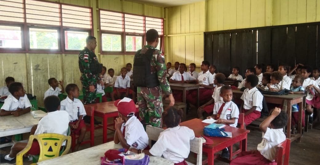 Satgas Yonif 143/TWEJ Bagikan Hadiah ke Murid Pedalaman RI-PNG Selain Mengajar