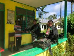 Yonif 126/KC Bagikan Sembako ke Warga di Perbatasan