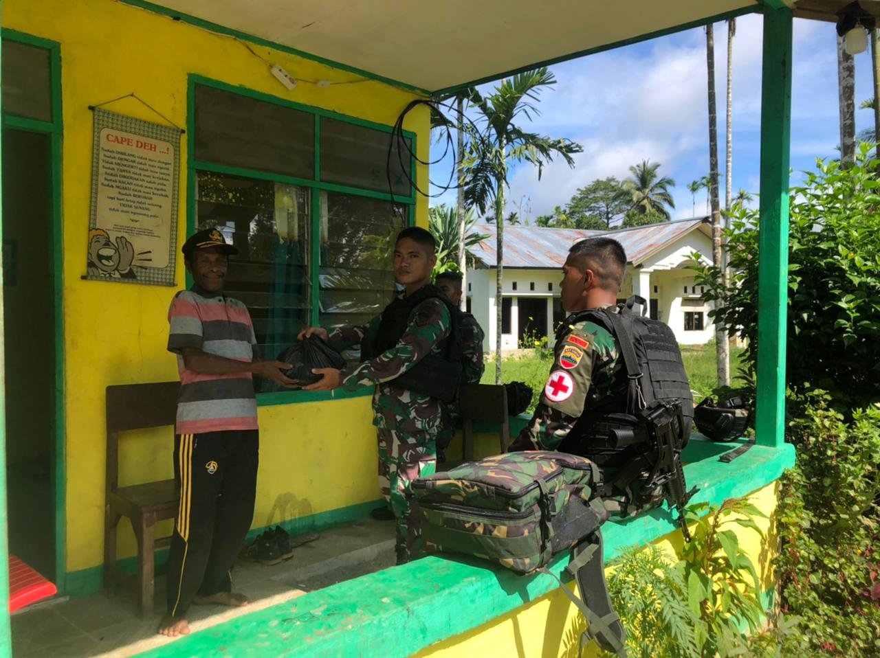 Yonif 126/KC Bagikan Sembako ke Warga di Perbatasan