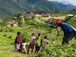 Warga Pegunungan Bintang dan Satgas Yonif 143/TWEJ Bersihkan Lingkungan Bareng