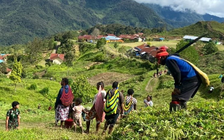Warga Pegunungan Bintang dan Satgas Yonif 143/TWEJ Bersihkan Lingkungan Bareng