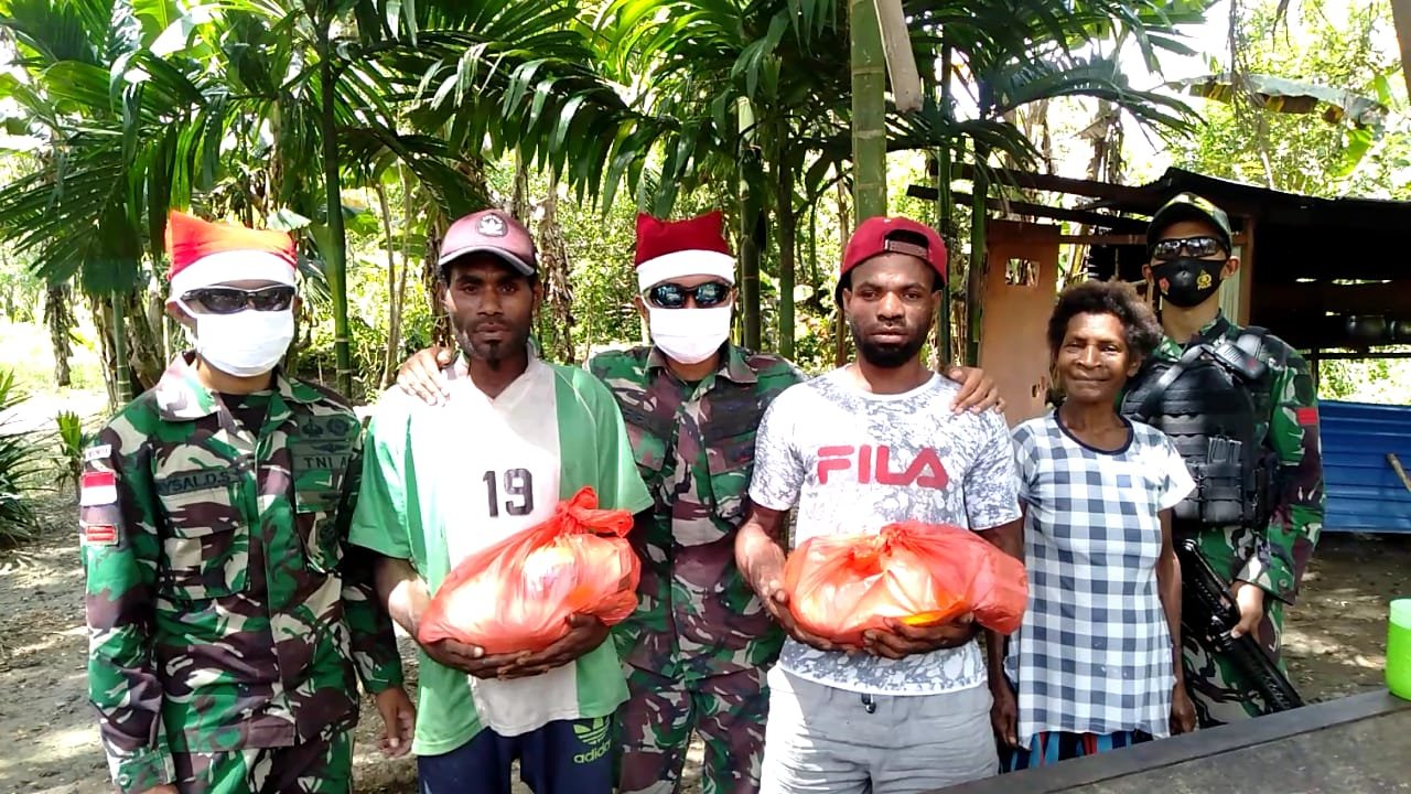 Satgas Yonif MR 413 Kostrad Bagikan Kasih di Bulan Ramadhan