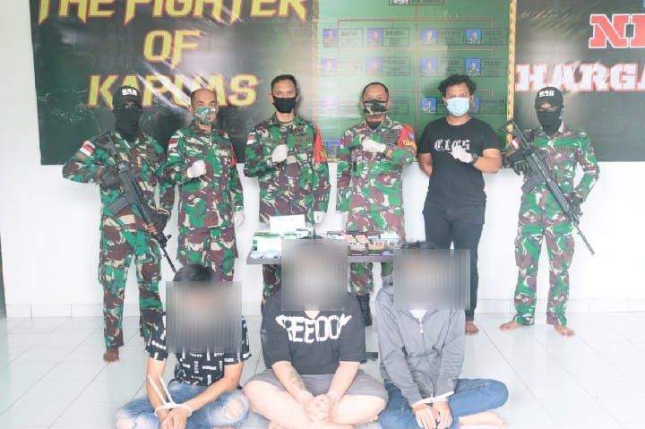 Tiga Warga Diamankan Selundupkan 4 Kg Sabu oleh Satgas Pamtas Yonif 642/Kapuas