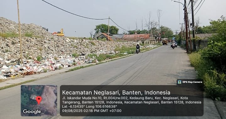 Sampah TPA Rawakucing Berserakan di Bahu Jalan Ancam Keselamatan Pengendara