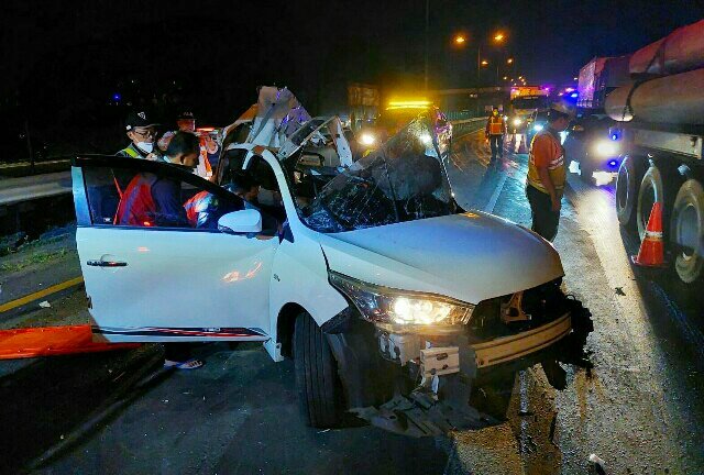 Ditlantas Polda Banten Evakuasi Mobil di Tol Merak-Tangerang