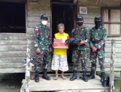 Satgas Pamtas Yonif 642 Bagikan Sembako untuk Warga