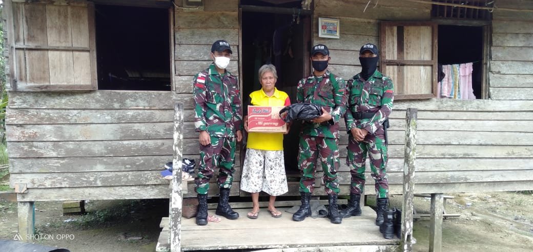 Satgas Pamtas Yonif 642 Bagikan Sembako untuk Warga