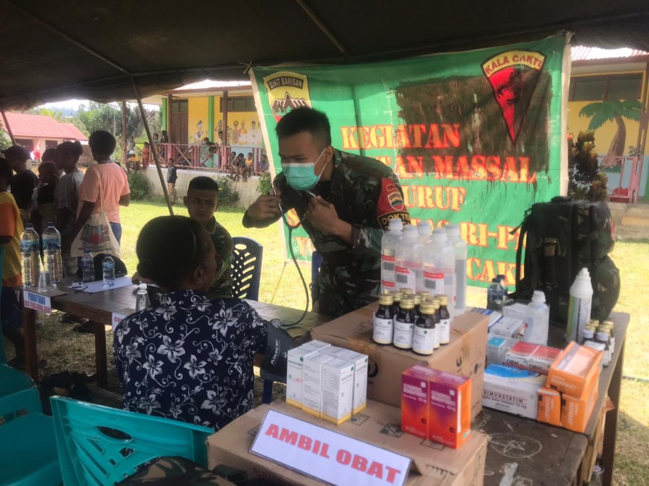 Yonif 126/KC Gelar Pengobatan Massal untuk Warga Perbatasan Papua HUT RI ke-77