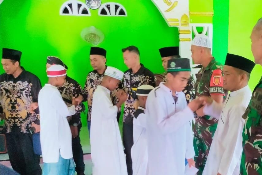 Yonarmed 1 Kostrad Bagikan Paket Sembako di Bakti Sosial