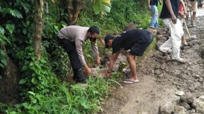Bhabinkamtibmas Pakuncen Bersama Warga Gotong Royong Perbaiki Jalan