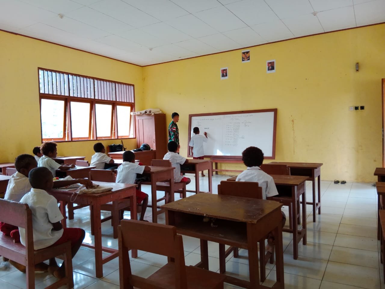 Anggota Satgas Yonif 126/KC Jadi Gadik Cerdaskan Anak di Perbatasan