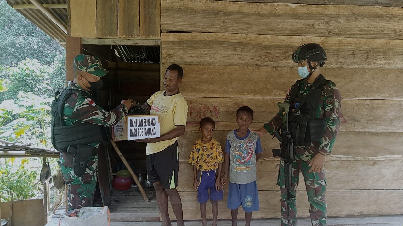Kemanunggalan TNI-Rakyat: Satgas Yonif 126/KC Bagikan Paket Sembako