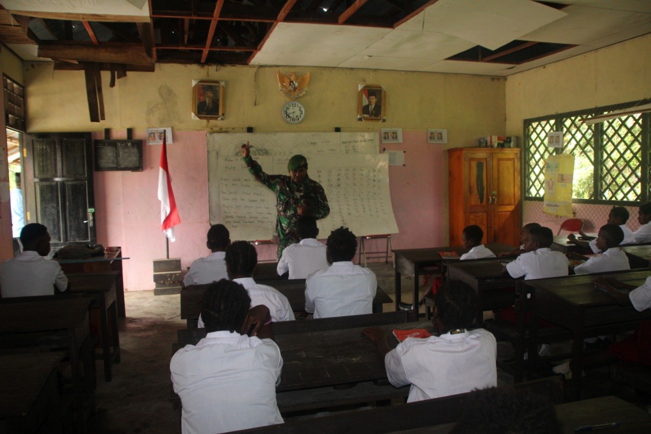 Prajurit TNI TMMD ke-107 Mengajar di SD Inpres Kampung Epem Papua