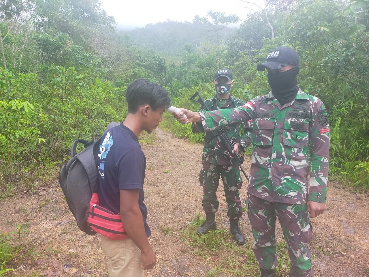 Perketat Pengawasan Akhir Tahun, Satgas Pamtas Yonif 642 Amankan PMI Nonprosedural di Jalur Tak Resmi