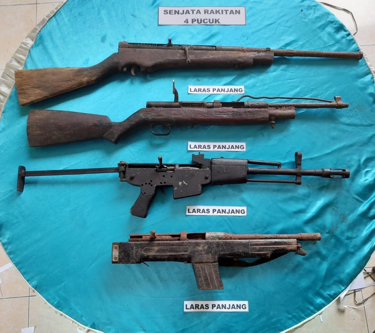 Warga Sukarela Serahkan Munisi ke Satgas Kodim Malut Yonif RK 732/Banau