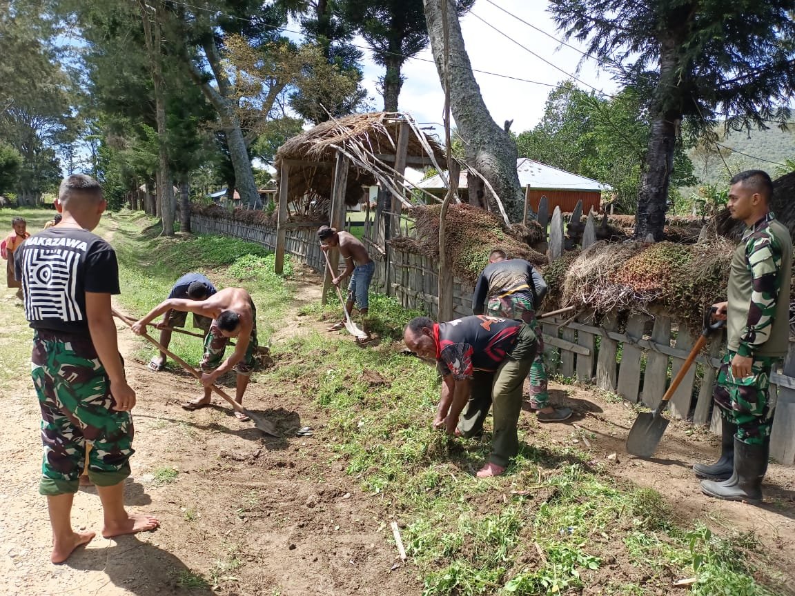 Papua Asri Bersih, Satgas Yonif Raider 142/KJ dan Warga Bersihkan Lingkungan Gereja