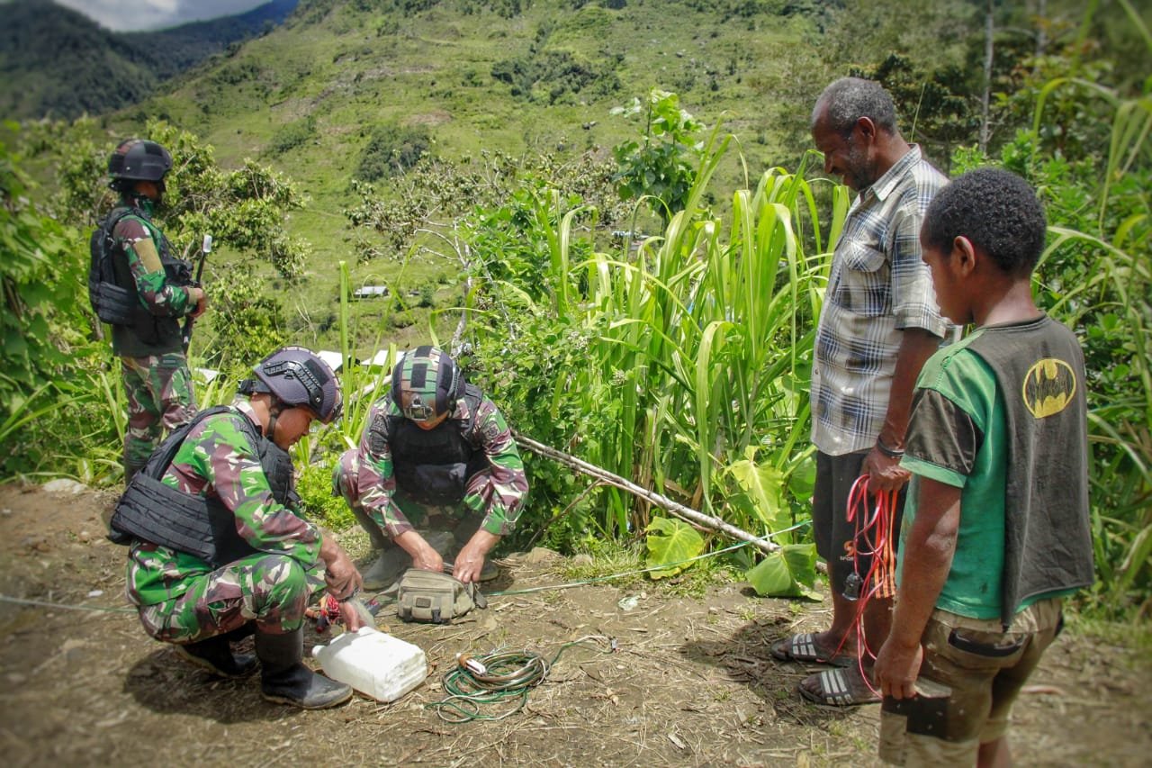 Yonif Raider 321 GT Kostrad Pasang Instalasi Listrik di Distrik Mbua