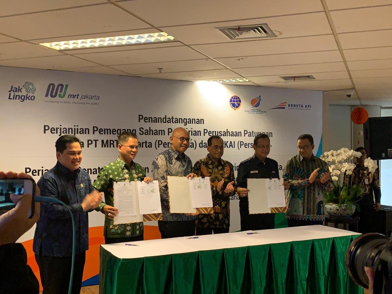 Erick Thohir Saksikan Penandatanganan MOU KAI dan MRT