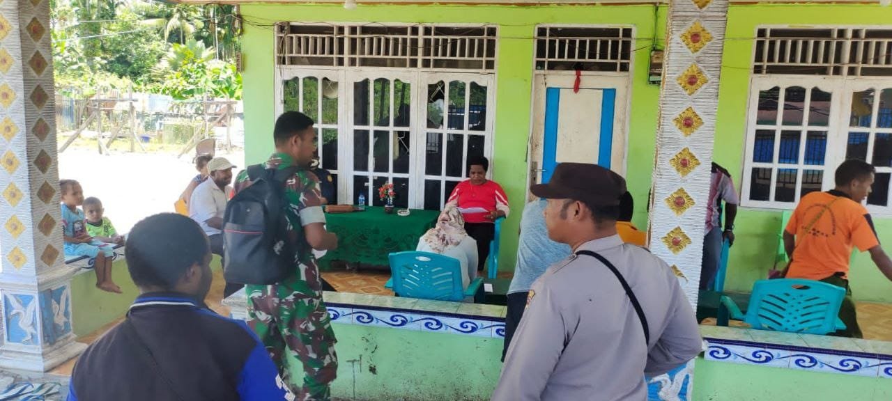 Babinsa Koramil 1710-02/Timika Dampingi Tim Pengembangan Kampung di Distrik Wania