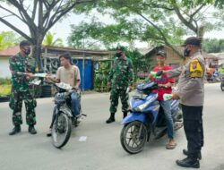 Babinpotmar Bersama Babinsa dan Bhabinkamtibmas Bagikan Masker Gratis ke Masyarakat