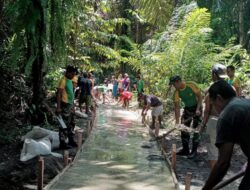 Rayakan HUT ke-77 TNI, Satgas Yonarmed 1 Kostrad dan Warga Allang Asaude Bangun Jalan Setapak 120 Meter