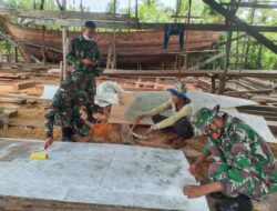 Prajurit Kipan Yonif 645/Gty Bantu Warga Perbaiki Perahu