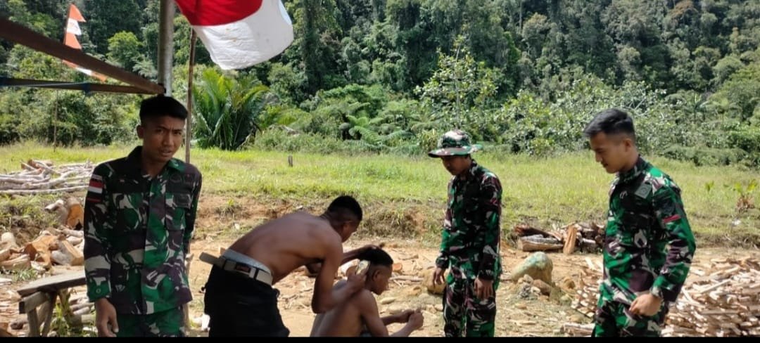 Cinta Kasih Satgas Yonif 143/TWEJ: Pangkas Rambut Gratis untuk Anak Papua